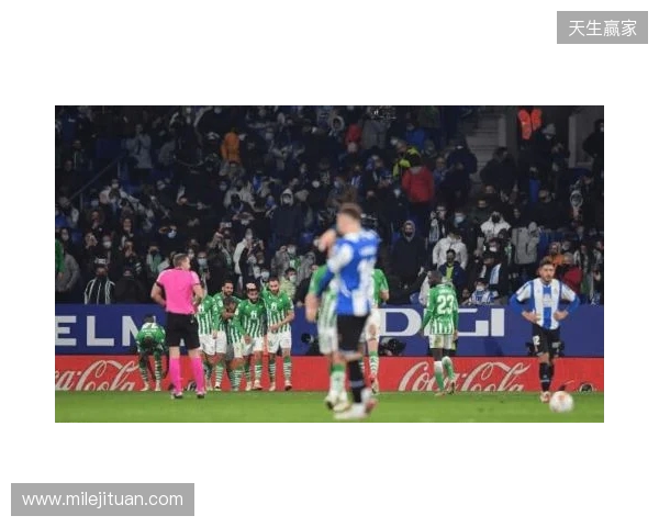 西班牙名嘴:维尼在替补席发笑不职业,在哪都该被开除 西班牙名嘴:维尼在替补席发笑不职业,在哪都该被开除